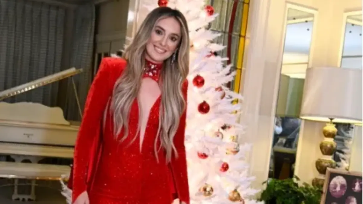 image showing Jaw-Dropping Transformation Unveiled: Lainey Wilson's 70-Pound Weight Loss Stuns at Graceland Christmas!